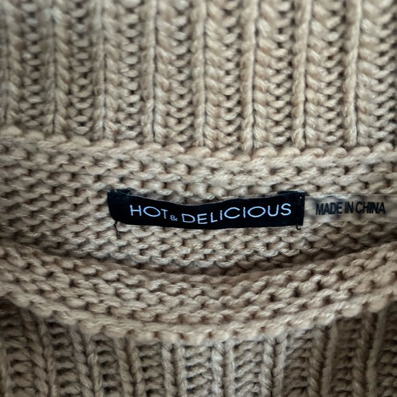 Hot & Delicious cropped fringed sweater
B4 - Picture 4 of 6